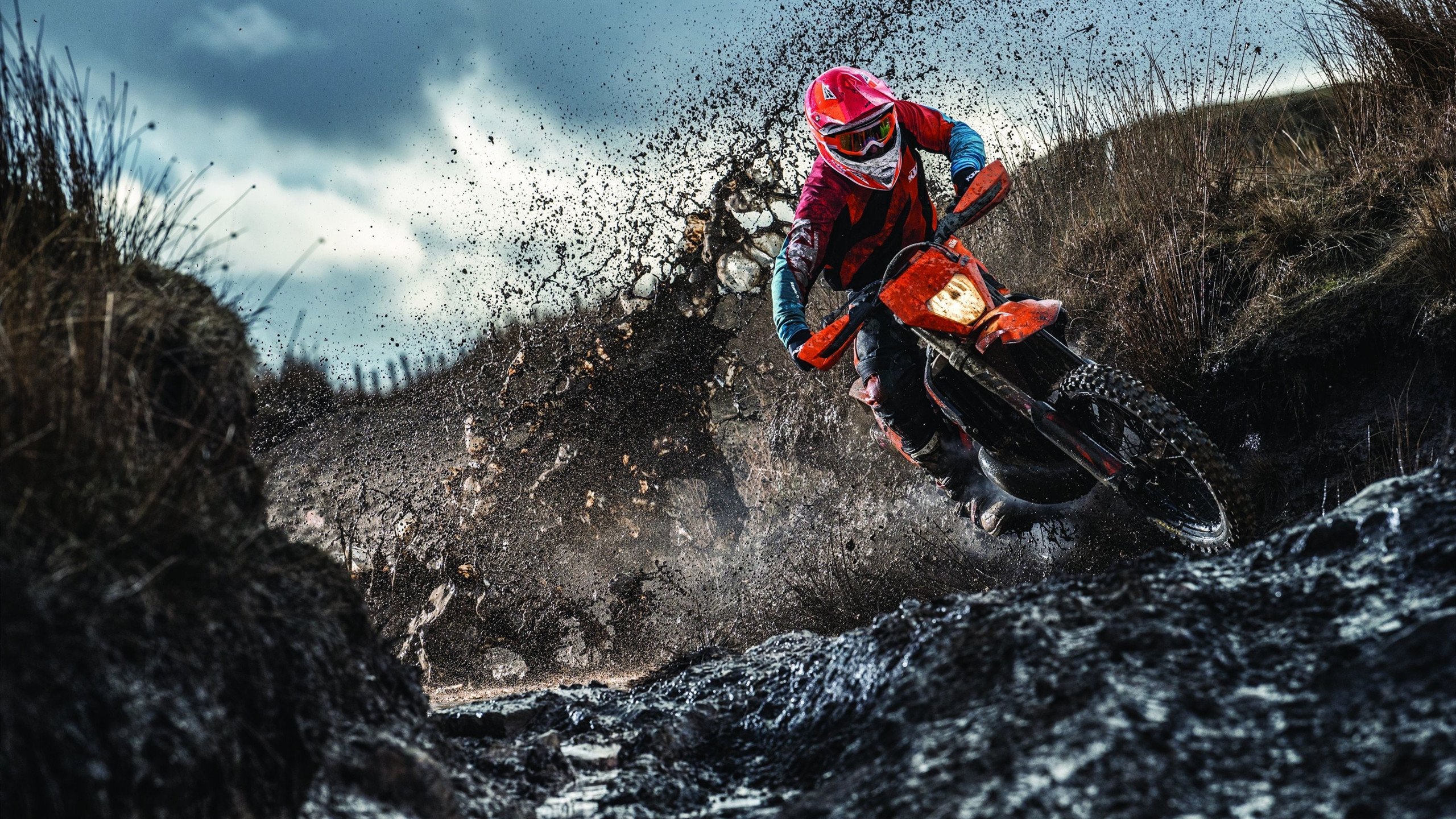 库里赛后称赞队友团结赢下关键比赛，库里鼓励